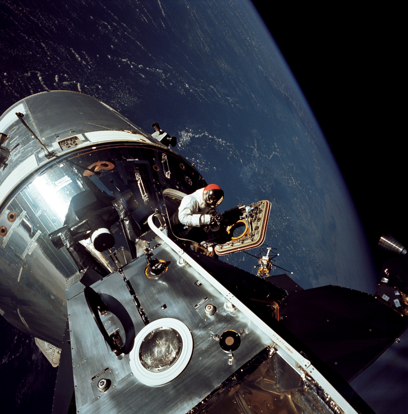 Illustration for article titled The Earth and the Astronaut – 1969